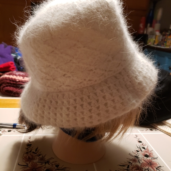 Ladies soft white hat - Picture 5 of 14